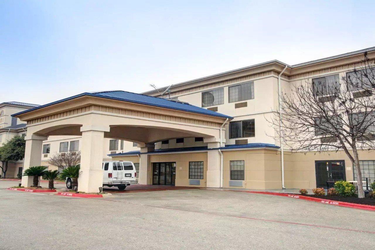 Quality Inn & Suites Airport Austin Exterior foto